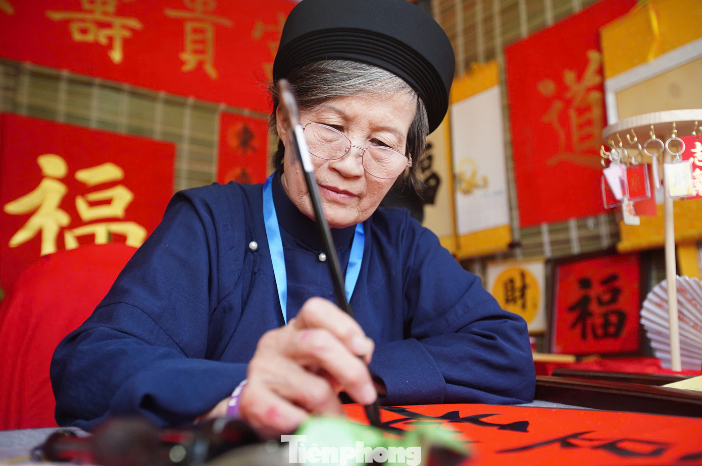 Lần đầu xuất hiện tại Hội chữ Xuân Văn Miếu - Quốc Tử Giám, bà đồ Phan Thị Thanh Mai, (65 tuổi) vui vì có nhiều người đến gian của bà để xin chữ. "Năm nay lần đầu tôi viết thư pháp ở chỗ nhiều người như thế này. Tôi cảm thấy vui vì nhiều người đến xin chữ của tôi", bà đồ Phan Thị Thanh Mai nói.