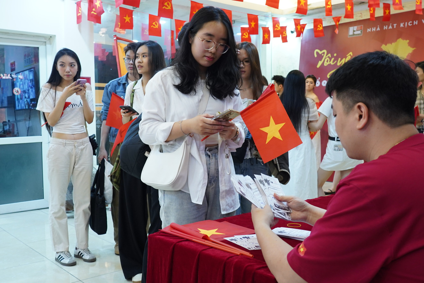 Vở Người đi dép cao su ngày 27/4 thu hút lượng lớn khán giả.