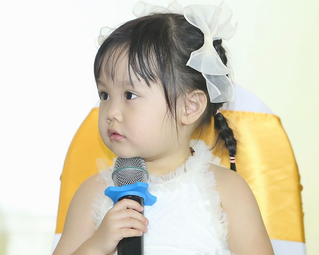 Lần đầu gặp nhau nhưng các bé khá thân thiết, chơi đùa với nhau. Lần đầu gặp nhau nhưng các bé khá thân thiết, chơi đùa với nhau.