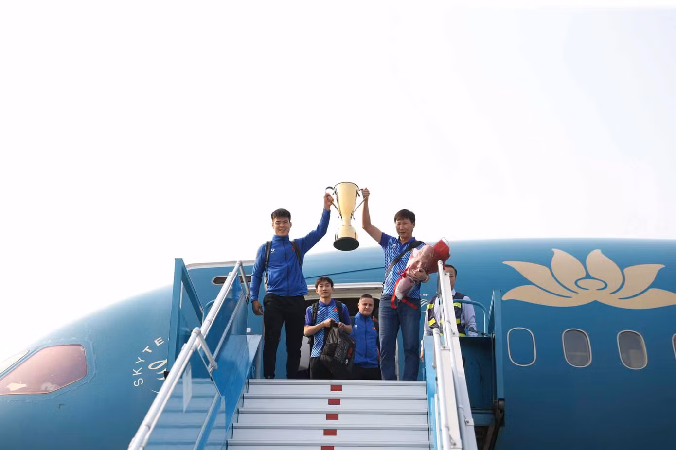 Sau nhiều ngày thi đấu, vô địch trên đất Thái, Đội tuyển Việt Nam chính thức trở về Việt Nam trên chuyến bay của VietNam Airlines vào 12h20 trưa 6/1. Đội trưởng Duy Mạnh và huấn luyện viên Park Sang Sik nâng cúp vô địch ASEAN Cup 2024. Sau nhiều ngày thi đấu, vô địch trên đất Thái, Đội tuyển Việt Nam chính thức trở về Việt Nam trên chuyến bay của VietNam Airlines vào 12h20 trưa 6/1. Đội trưởng Duy Mạnh và huấn luyện viên Park Sang Sik nâng cúp vô địch ASEAN Cup 2024.