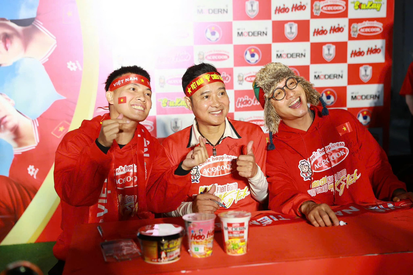 Dàn Anh trai vượt ngàn chông gai nhiều lần có mặt tại sân Việt Trì (Phú Thọ) để cổ vũ đội tuyển Việt Nam.