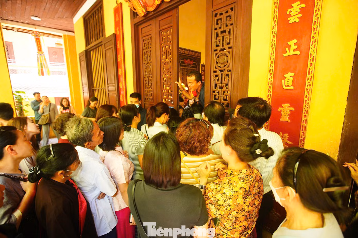 Dịp này, chùa Quán Sứ mở cửa từ 6h-23h để người dân vào chiêm bái, thực hiện các nghi lễ long trọng nhân Đại lễ Phật đản.