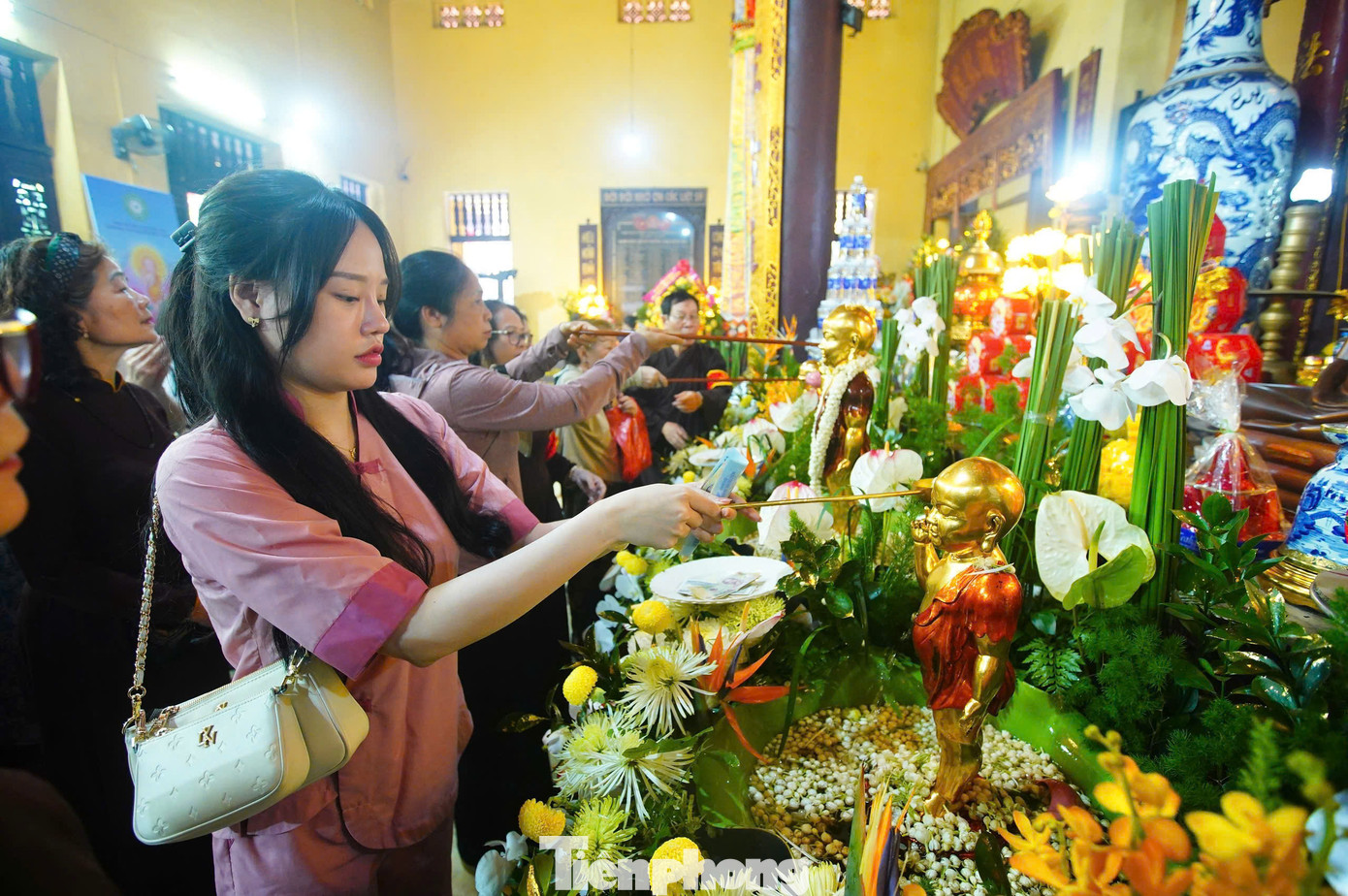 Số lượng tăng ni, Phật tử, người dân đổ về chùa Quán Sứ ngày càng đông.