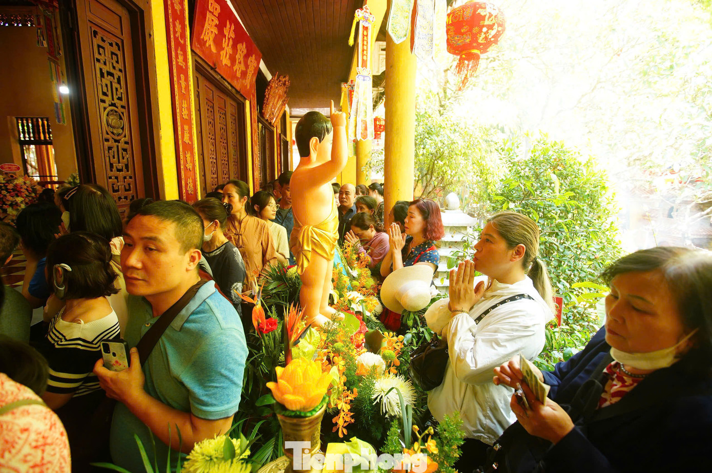 Dịp này, chùa Quán Sứ mở cửa từ 6h-23h để người dân vào chiêm bái, thực hiện các nghi lễ long trọng nhân Đại lễ Phật đản.