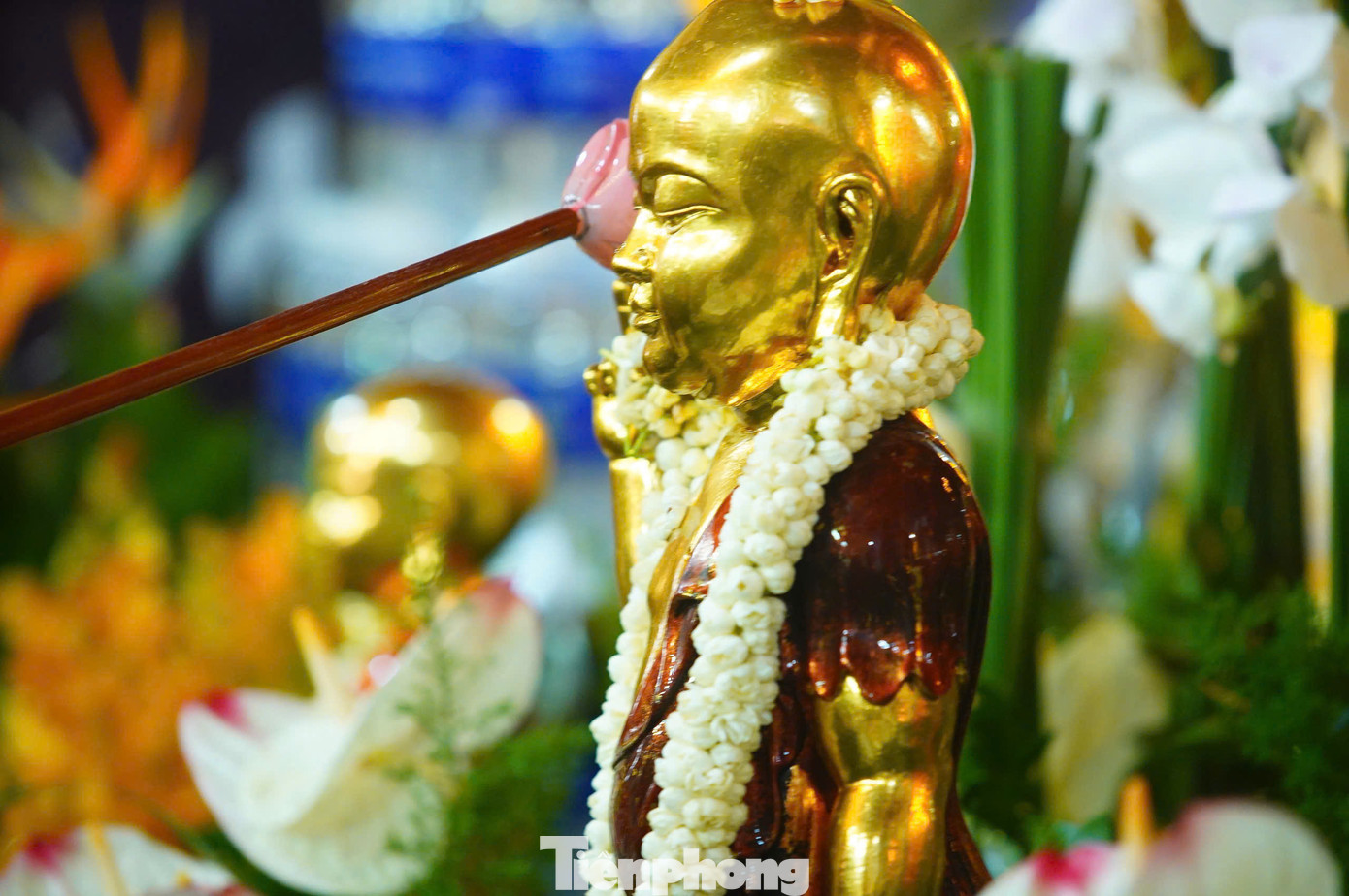 Số lượng tăng ni, Phật tử, người dân đổ về chùa Quán Sứ ngày càng đông.