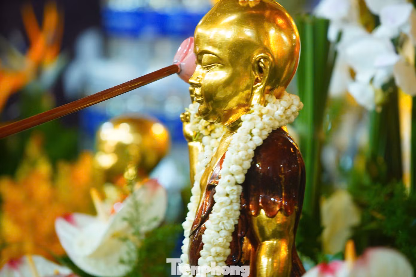 Số lượng tăng ni, Phật tử, người dân đổ về chùa Quán Sứ ngày càng đông.