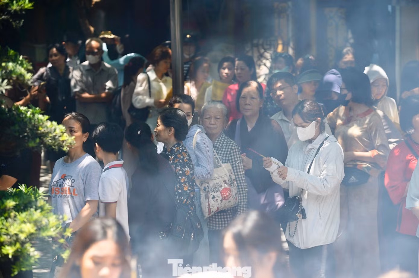 Phật tử xếp hàng dài để đến lượt thắp hương, vào gian chính thực hiện nghi lễ.