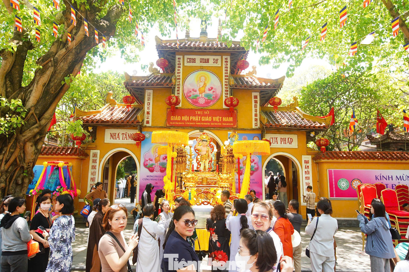 Từ sớm ngày 12/5, khu vực xung quanh chùa Quán Sứ đã có rất đông tăng ni, Phật tử đổ về.