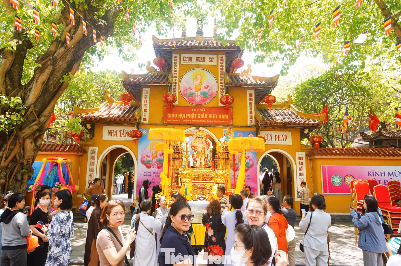 Từ sớm ngày 12/5, khu vực xung quanh chùa Quán Sứ đã có rất đông tăng ni, Phật tử đổ về.