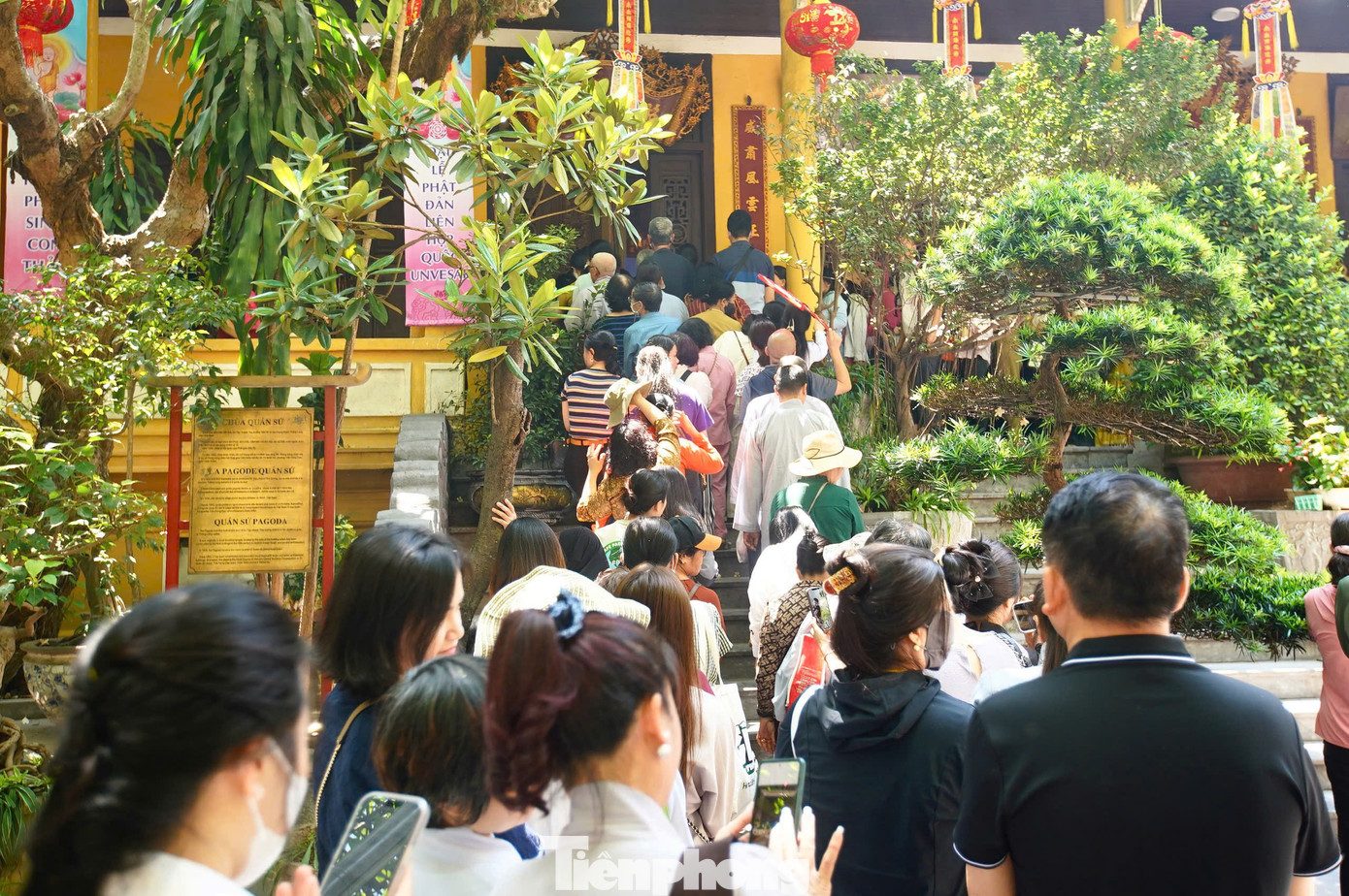 Theo đó, để vào được bên trong, thực hiện nghi thức tắm Phật, mỗi người phải xếp hàng mất 30-40 phút. Trong chính điện, các Phật tử được hướng dẫn cách thực hiện nghi thức tắm Phật đúng nhất.