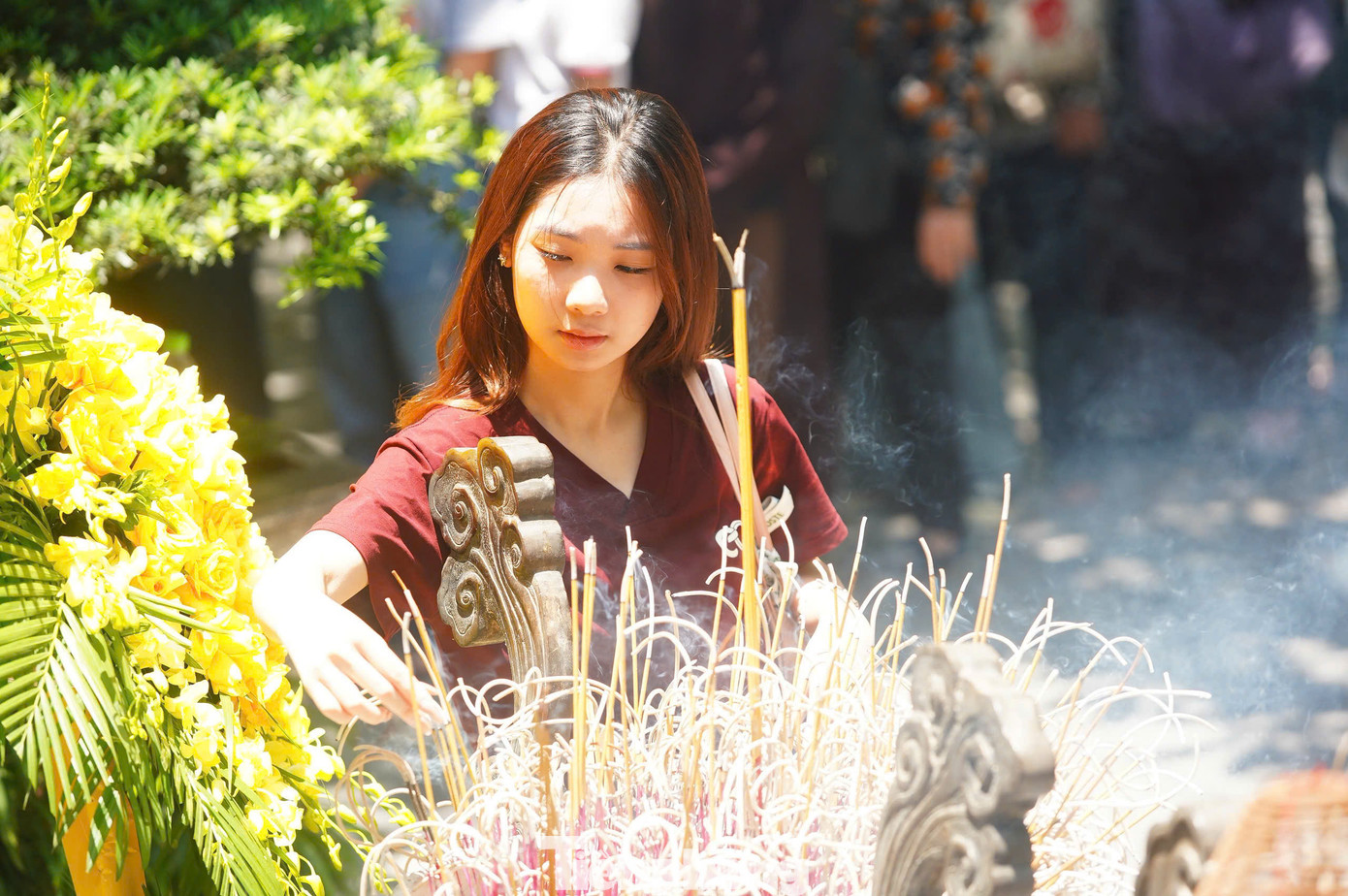 Người dân, Phật tử đến thắp hương cầu may mắn cho gia đình.