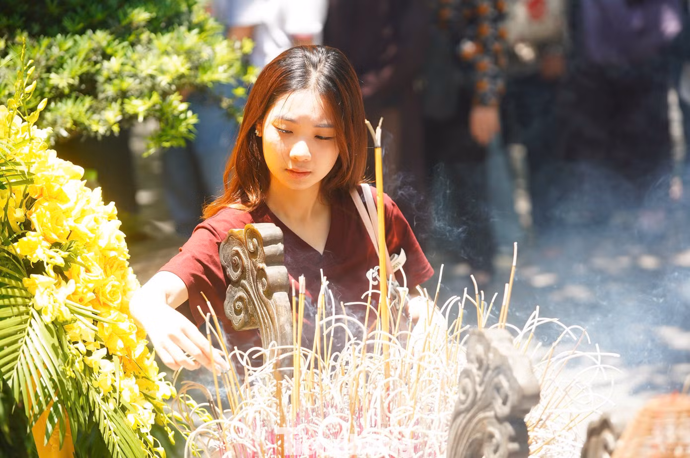 Người dân, Phật tử đến thắp hương cầu may mắn cho gia đình.