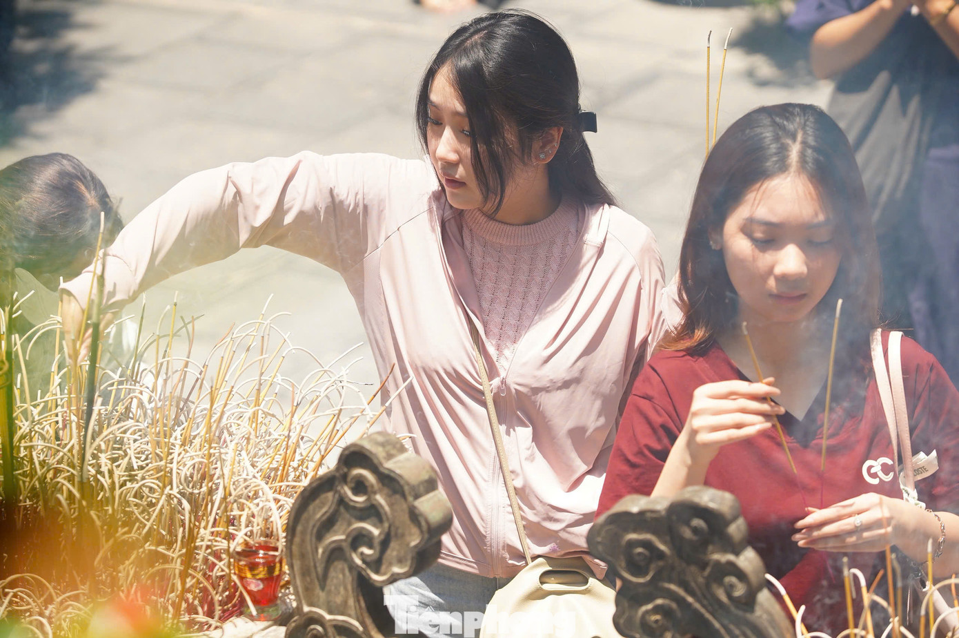 Người dân, Phật tử đến thắp hương cầu may mắn cho gia đình.