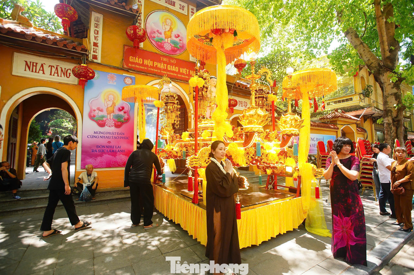 Phần đông tăng ni, Phật tử đến đây để thực hiện nghi thức tắm Phật trong Đại lễ Phật đản.