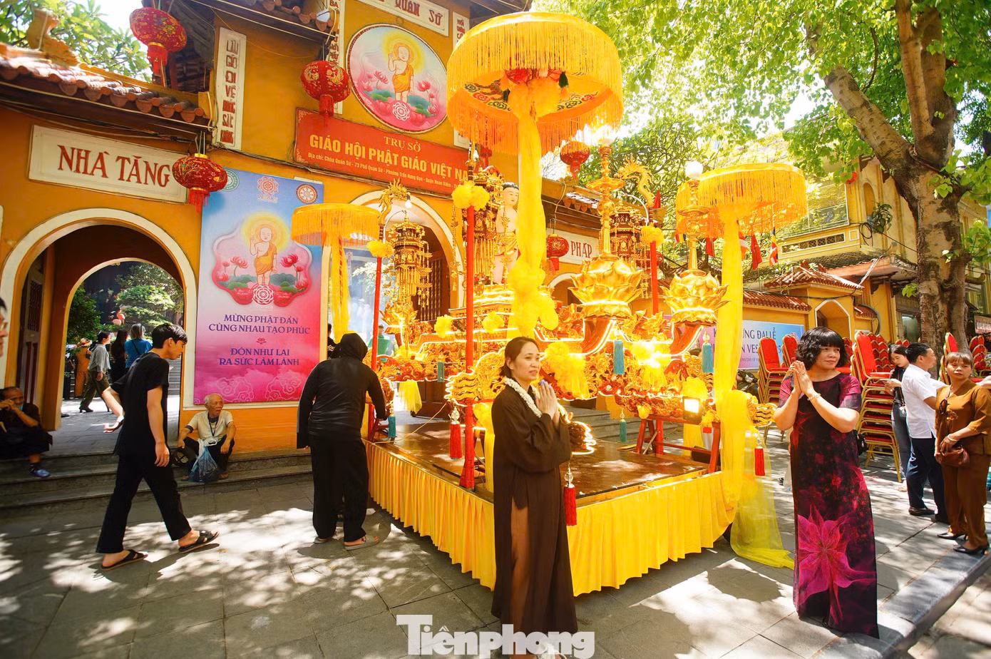 Phần đông tăng ni, Phật tử đến đây để thực hiện nghi thức tắm Phật trong Đại lễ Phật đản.