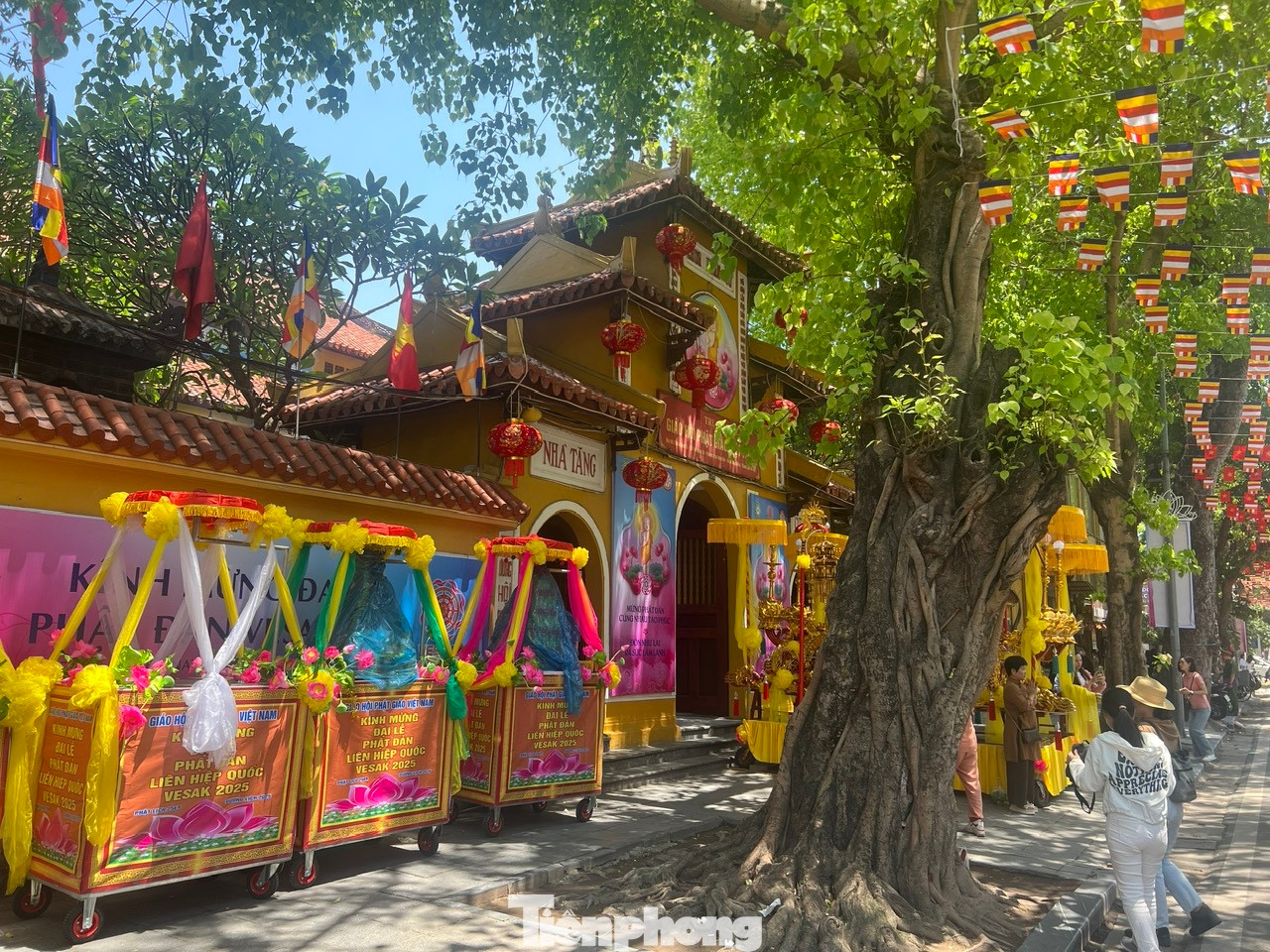 Số lượng tăng ni, Phật tử, người dân sẽ tăng cao trong ngày 13/5 khi bắt đầu lễ cung rước xá lợi Phật, trong khuôn khổ Đại lễ Phật Đản Vesak 2025. Từ ngày 14 đến sáng 16/5, xá lợi được tôn trí tại tầng 1 hội trường chùa Quán Sứ để Phật tử và nhân dân thập phương đến chiêm bái, đỉnh lễ.