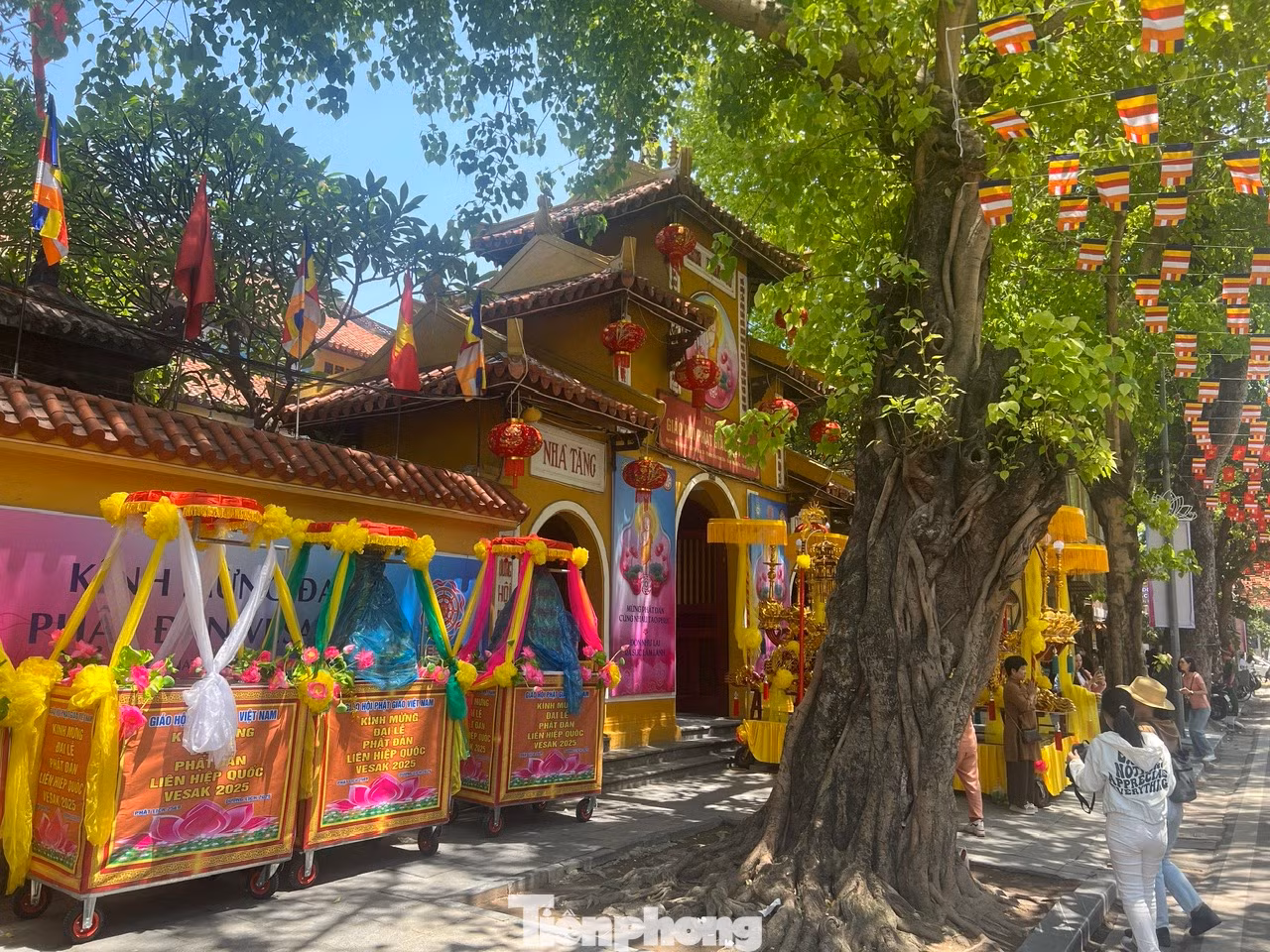 Số lượng tăng ni, Phật tử, người dân sẽ tăng cao trong ngày 13/5 khi bắt đầu lễ cung rước xá lợi Phật, trong khuôn khổ Đại lễ Phật Đản Vesak 2025. Từ ngày 14 đến sáng 16/5, xá lợi được tôn trí tại tầng 1 hội trường chùa Quán Sứ để Phật tử và nhân dân thập phương đến chiêm bái, đỉnh lễ.