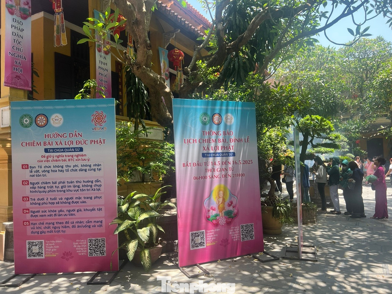 Số lượng tăng ni, Phật tử, người dân sẽ tăng cao trong ngày 13/5 khi bắt đầu lễ cung rước xá lợi Phật, trong khuôn khổ Đại lễ Phật Đản Vesak 2025. Từ ngày 14 đến sáng 16/5, xá lợi được tôn trí tại tầng 1 hội trường chùa Quán Sứ để Phật tử và nhân dân thập phương đến chiêm bái, đỉnh lễ.