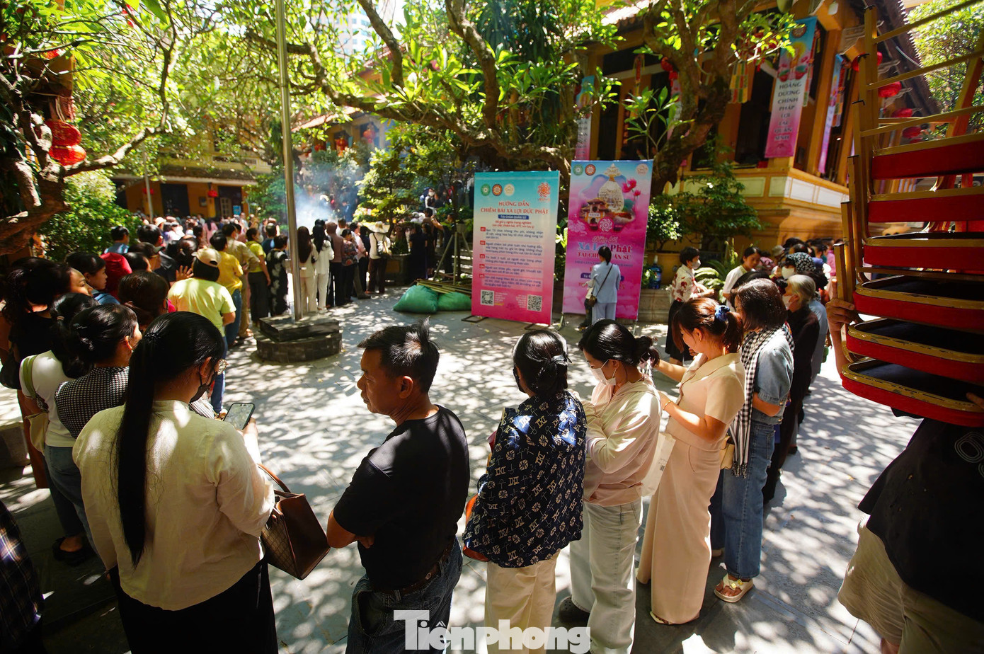 Theo đó, để vào được bên trong, thực hiện nghi thức tắm Phật, mỗi người phải xếp hàng mất 30-40 phút. Trong chính điện, các Phật tử được hướng dẫn cách thực hiện nghi thức tắm Phật đúng nhất.