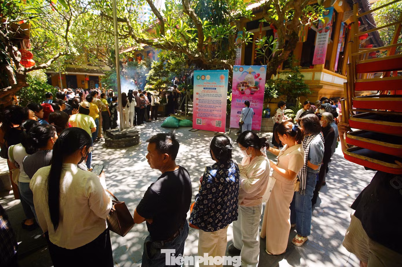 Theo đó, để vào được bên trong, thực hiện nghi thức tắm Phật, mỗi người phải xếp hàng mất 30-40 phút. Trong chính điện, các Phật tử được hướng dẫn cách thực hiện nghi thức tắm Phật đúng nhất.