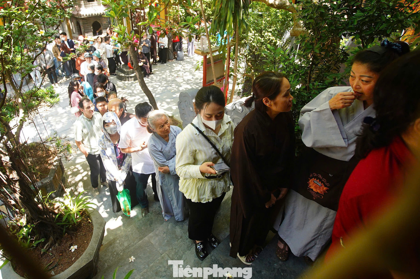 Theo đó, để vào được bên trong, thực hiện nghi thức tắm Phật, mỗi người phải xếp hàng mất 30-40 phút. Trong chính điện, các Phật tử được hướng dẫn cách thực hiện nghi thức tắm Phật đúng nhất.