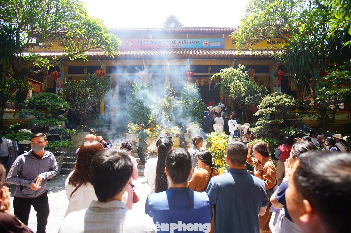 Sân chùa Quán Sứ chật kín người. Sau khi xếp hàng thắp hương tại sân chùa, tăng ni, Phật tử, người dân xếp hàng dài vào chùa thực hiện nghi lễ tắm Phật.