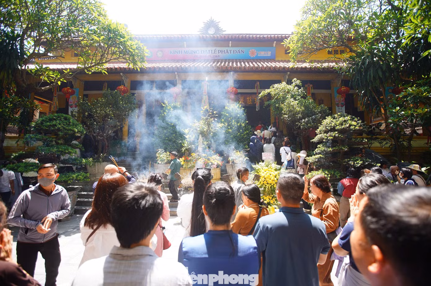 Sân chùa Quán Sứ chật kín người. Sau khi xếp hàng thắp hương tại sân chùa, tăng ni, Phật tử, người dân xếp hàng dài vào chùa thực hiện nghi lễ tắm Phật.