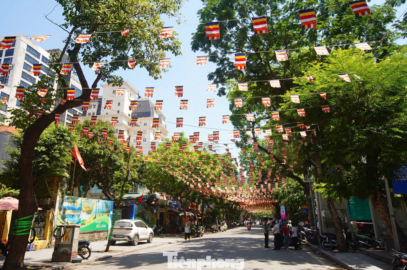 Số lượng tăng ni, Phật tử, người dân sẽ tăng cao trong ngày 13/5 khi bắt đầu lễ cung rước xá lợi Phật, trong khuôn khổ Đại lễ Phật Đản Vesak 2025. Từ ngày 14 đến sáng 16/5, xá lợi được tôn trí tại tầng 1 hội trường chùa Quán Sứ để Phật tử và nhân dân thập phương đến chiêm bái, đỉnh lễ.