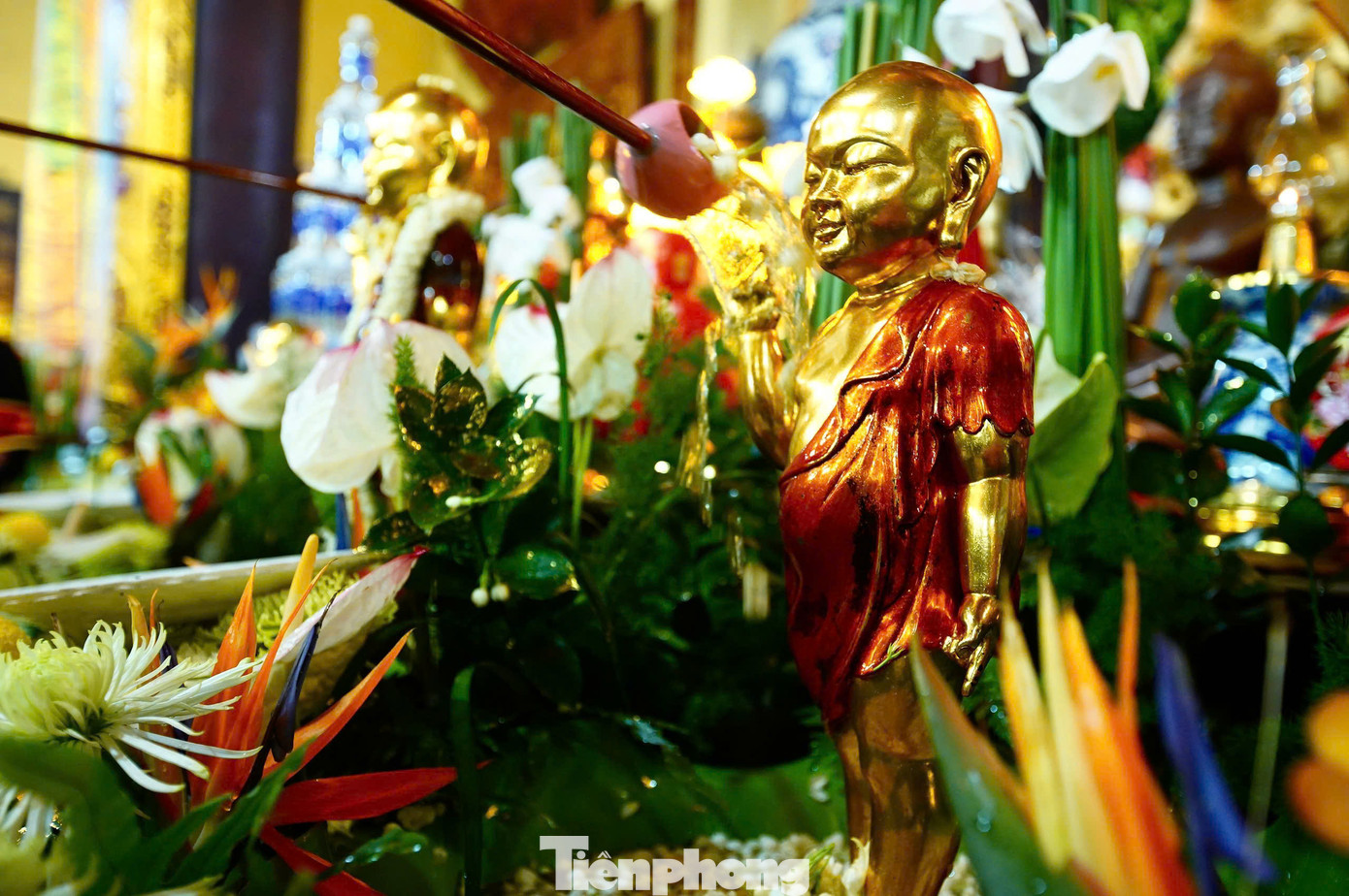 Số lượng tăng ni, Phật tử, người dân đổ về chùa Quán Sứ ngày càng đông.