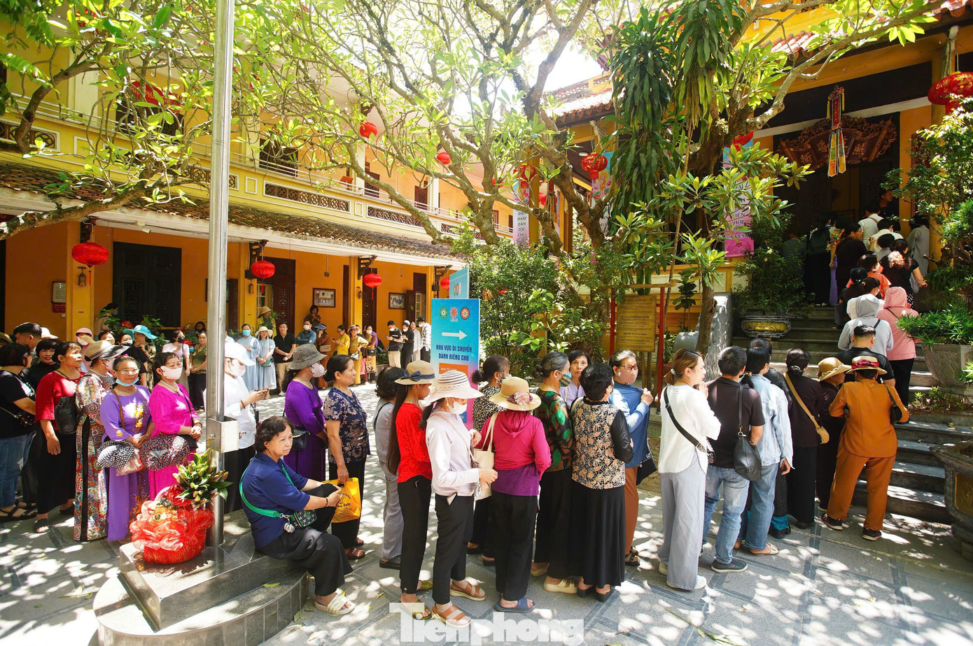 Theo đó, để vào được bên trong, thực hiện nghi thức tắm Phật, mỗi người phải xếp hàng mất 30-40 phút. Trong chính điện, các Phật tử được hướng dẫn cách thực hiện nghi thức tắm Phật đúng nhất.