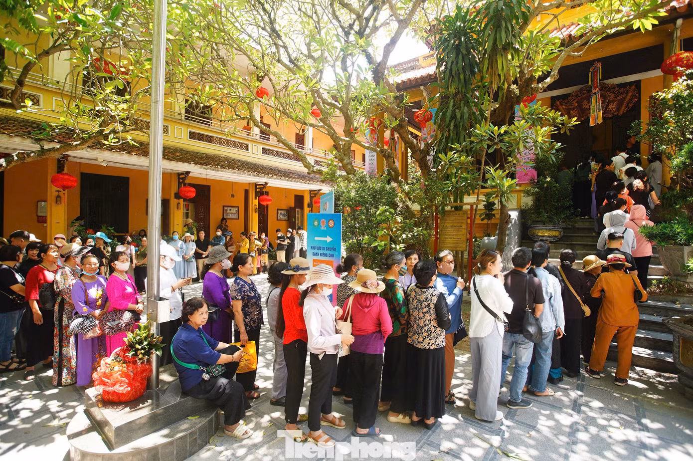 Theo đó, để vào được bên trong, thực hiện nghi thức tắm Phật, mỗi người phải xếp hàng mất 30-40 phút. Trong chính điện, các Phật tử được hướng dẫn cách thực hiện nghi thức tắm Phật đúng nhất.