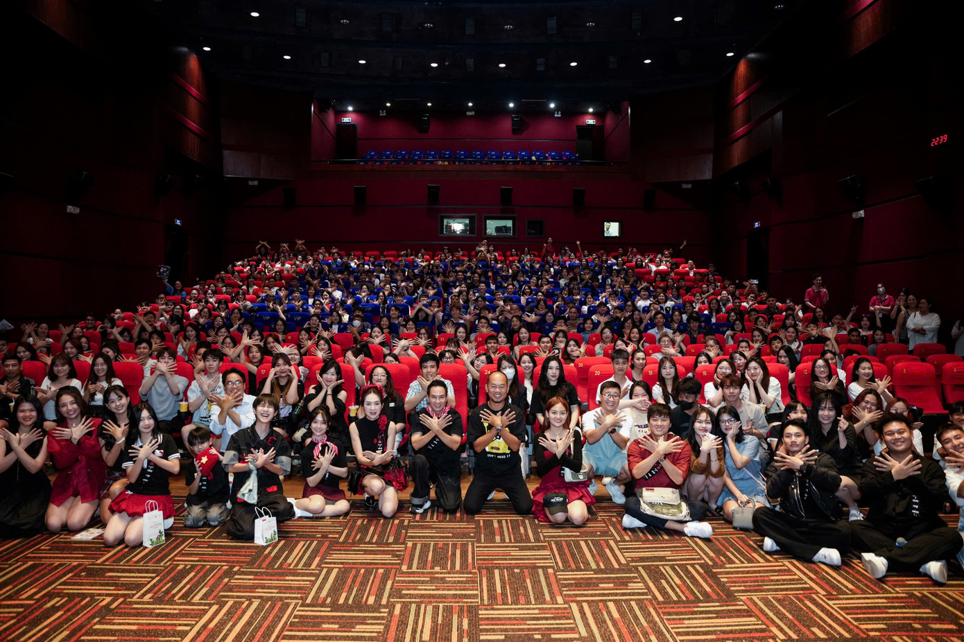 &quot;Từ ngày 30/4-2/5, 3 phim Việt là Địa đạo: Mặt trời trong bóng tối, Thám tử Kiên: Kỳ án không đầuvà Lật mặt 8: Vòng tay nắngluôn nằm thay phiên nhau giữ vị trí đầu tiên về doanh thu, suất chiếu và số vé bán ra. Các phim duy trì trên 15 suất chiếu/ngày. Chúng tôi đã bán khoảng 30.000 vé trong những ngày vừa qua&quot;, chị Mạc Thị Thủy cho biết.