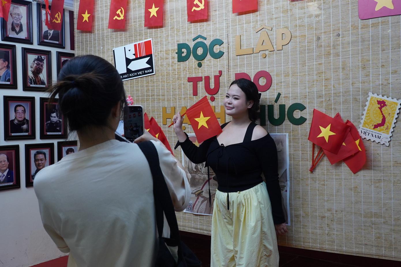 Vở Người đi dép cao su ngày 27/4 thu hút lượng lớn khán giả.