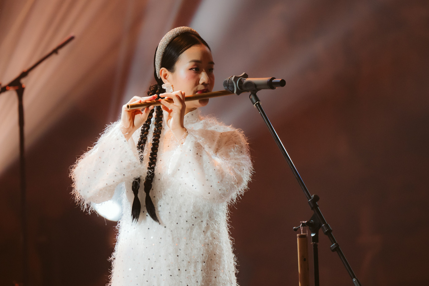 Dàn nhạc biểu diễn khi du khách trải nghiệm ẩm thực Quảng Ninh.