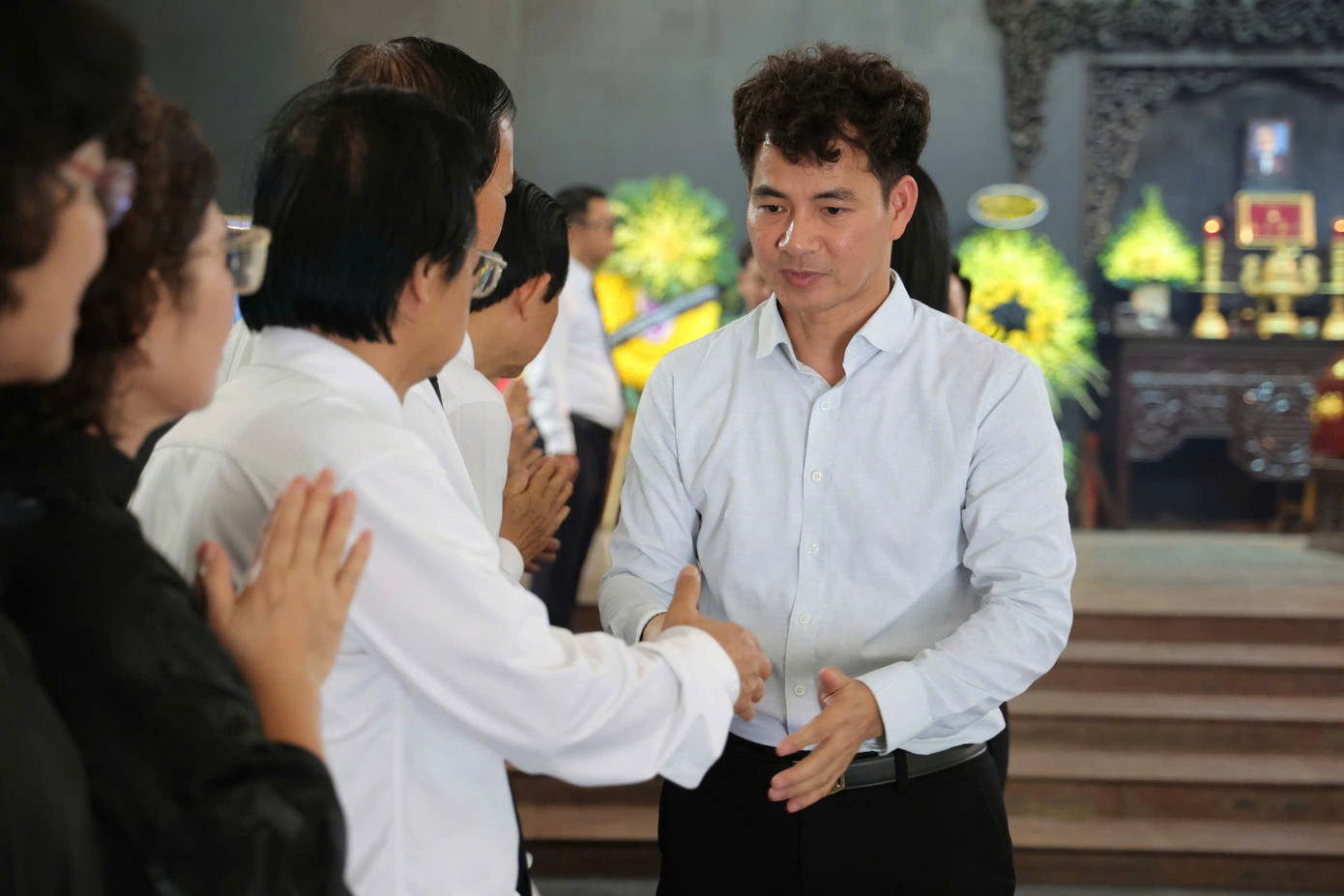 NSND Xuân Bắc - Cục trưởng Cục Nghệ thuật biểu diễn (Bộ Văn hóa, Thể thao và Du lịch) - tiễn đưa PGS.TS Nguyễn Lân Cường. Ảnh: Nguyễn Hà Nam. NSND Xuân Bắc - Cục trưởng Cục Nghệ thuật biểu diễn (Bộ Văn hóa, Thể thao và Du lịch) - tiễn đưa PGS.TS Nguyễn Lân Cường. Ảnh: Nguyễn Hà Nam.