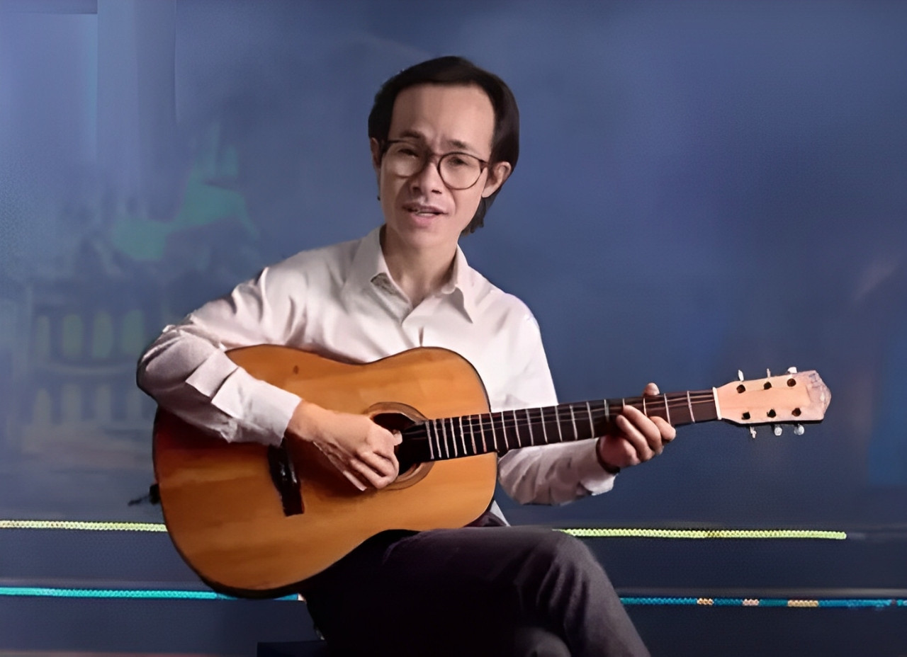 Cố nhạc sĩ Trịnh Công Sơn đánh đàn, hát ca khúc Nối vòng tay lớn. Cố nhạc sĩ Trịnh Công Sơn đánh đàn, hát ca khúc Nối vòng tay lớn.