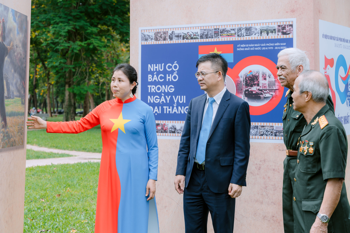 Triển lãm mỹ thuật Bài ca thống nhất khai mạc ngày 25/4 tại khuôn viên công viên Thống Nhất (Hà Nội). Triển lãm mỹ thuật Bài ca thống nhất khai mạc ngày 25/4 tại khuôn viên công viên Thống Nhất (Hà Nội).