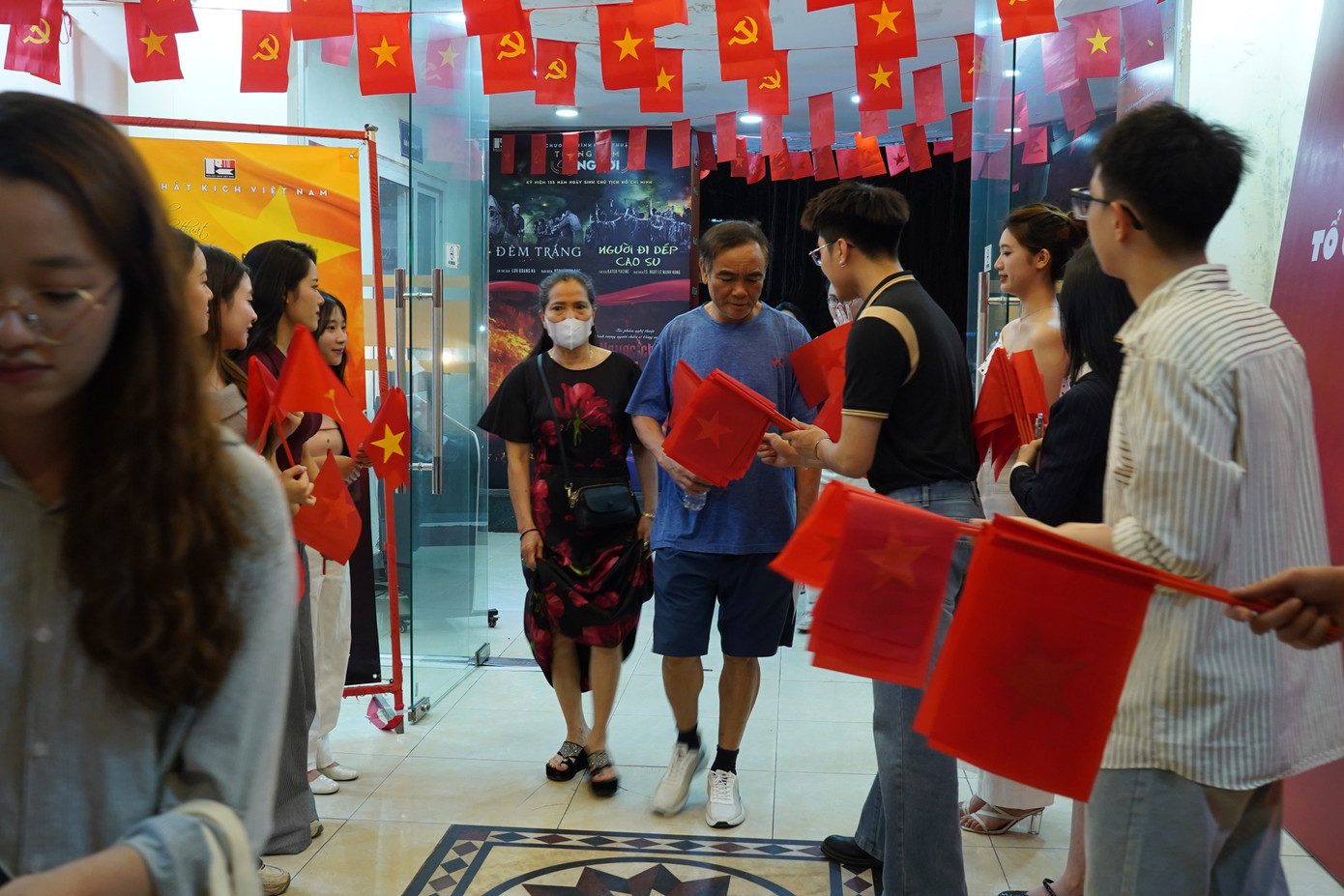 Vở Người đi dép cao su ngày 27/4 thu hút lượng lớn khán giả.