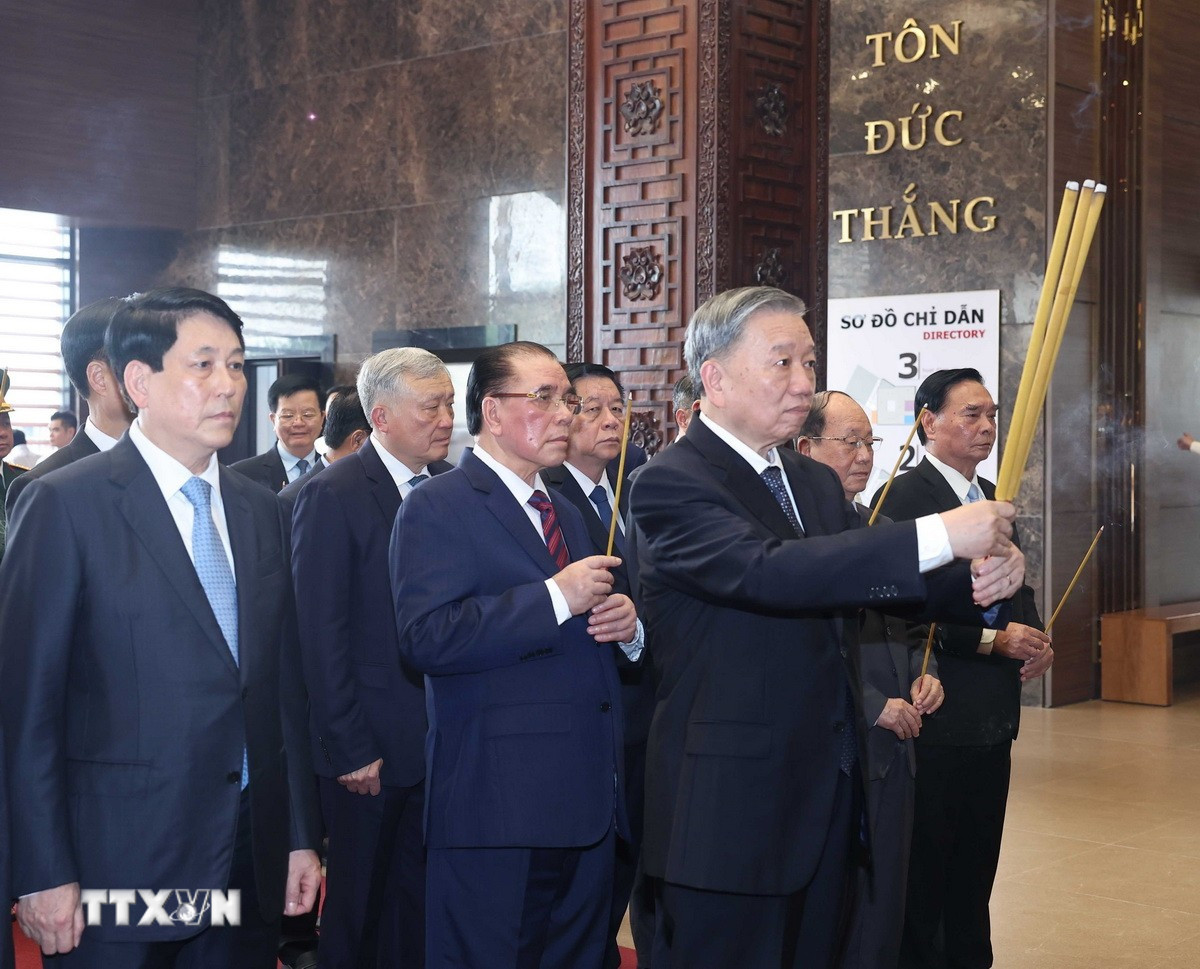 Trong chiều 29/4, Tổng Bí thư Tô Lâm cùng các đồng chí Lãnh đạo, nguyên Lãnh đạo Đảng, Nhà nước dâng hương tưởng niệm Chủ tịch Tôn Đức Thắng tại Bảo tàng Tôn Đức Thắng (Quận 1, Thành phố Hồ Chí Minh). (Ảnh: Thống Nhất/TTXVN) Trong chiều 29/4, Tổng Bí thư Tô Lâm cùng các đồng chí Lãnh đạo, nguyên Lãnh đạo Đảng, Nhà nước dâng hương tưởng niệm Chủ tịch Tôn Đức Thắng tại Bảo tàng Tôn Đức Thắng (Quận 1, Thành phố Hồ Chí Minh). (Ảnh: Thống Nhất/TTXVN)