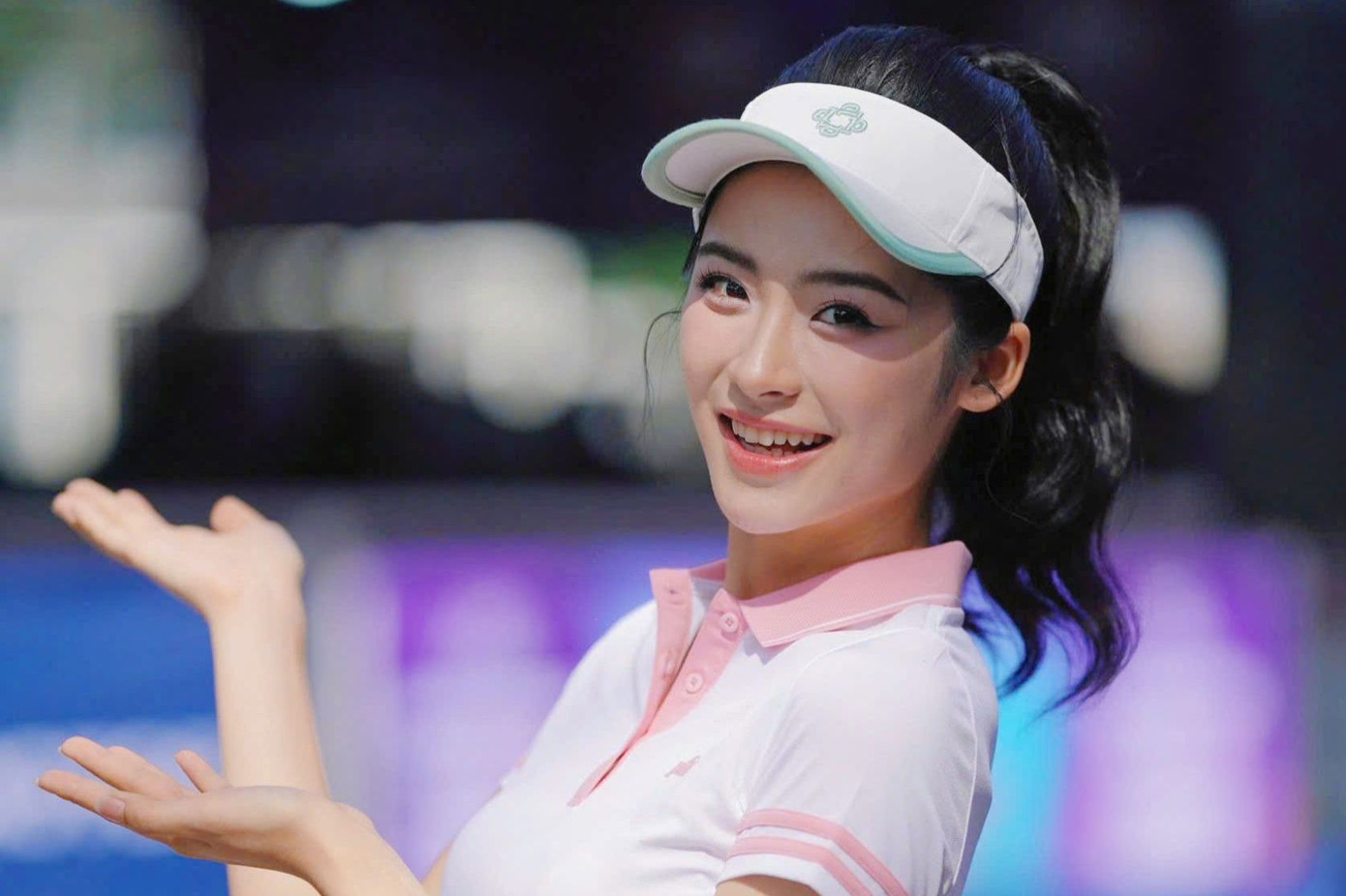 Lần đầu xuất hiện tại Giải Vô địch Pickleball Việt Nam 2025 - Cúp Hyundai Thành Công, Vân Nhi ấn tượng với quy mô và độ hoành tráng của sự kiện. Sức hút của giải đấu cũng khiến Vân Nhi bất ngờ. Lần đầu xuất hiện tại Giải Vô địch Pickleball Việt Nam 2025 - Cúp Hyundai Thành Công, Vân Nhi ấn tượng với quy mô và độ hoành tráng của sự kiện. Sức hút của giải đấu cũng khiến Vân Nhi bất ngờ.