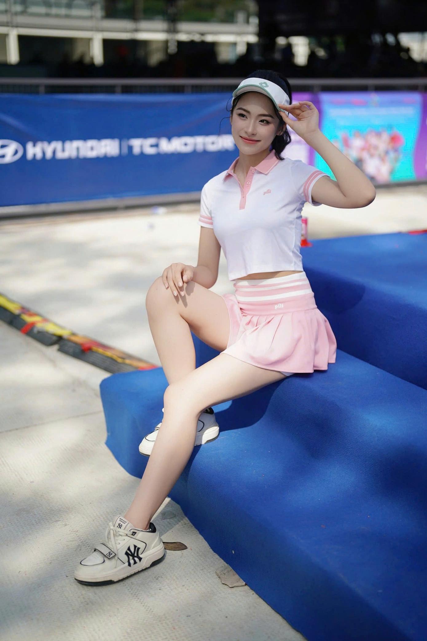 Á hậu Vân Nhi cho biết cô là người yêu thể thao và đã thử sức với môn Pickleball. "Tôi yêu thích thể thao, đặc biệt là môn cầu lông. Pickleball có điểm tương đồng với môn cầu lông mà tôi yêu thích", Á hậu Vân Nhi chia sẻ. Á hậu Vân Nhi cho biết cô là người yêu thể thao và đã thử sức với môn Pickleball. "Tôi yêu thích thể thao, đặc biệt là môn cầu lông. Pickleball có điểm tương đồng với môn cầu lông mà tôi yêu thích", Á hậu Vân Nhi chia sẻ.