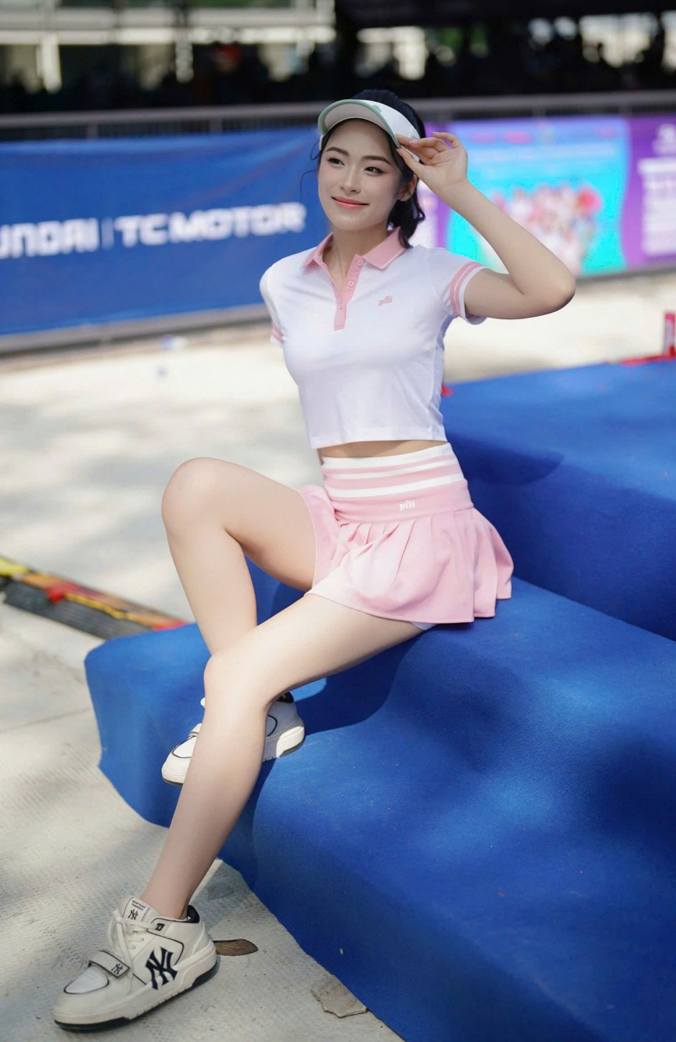 Bộ trang phục tôn lên sự ngọt ngào của Á hậu Vân Nhi. Cô tự tin tạo dáng, khoe trọn đôi chân dài của mình. Bộ trang phục tôn lên sự ngọt ngào của Á hậu Vân Nhi. Cô tự tin tạo dáng, khoe trọn đôi chân dài của mình.