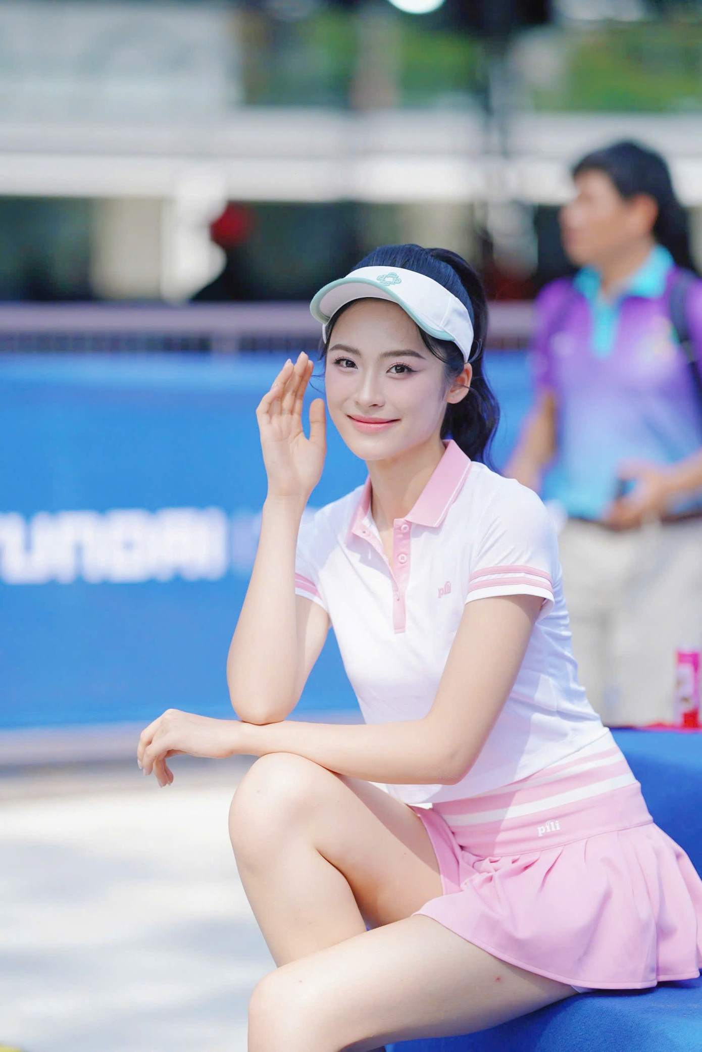 Bộ trang phục tôn lên sự ngọt ngào của Á hậu Vân Nhi. Cô tự tin tạo dáng, khoe trọn đôi chân dài của mình. Bộ trang phục tôn lên sự ngọt ngào của Á hậu Vân Nhi. Cô tự tin tạo dáng, khoe trọn đôi chân dài của mình.