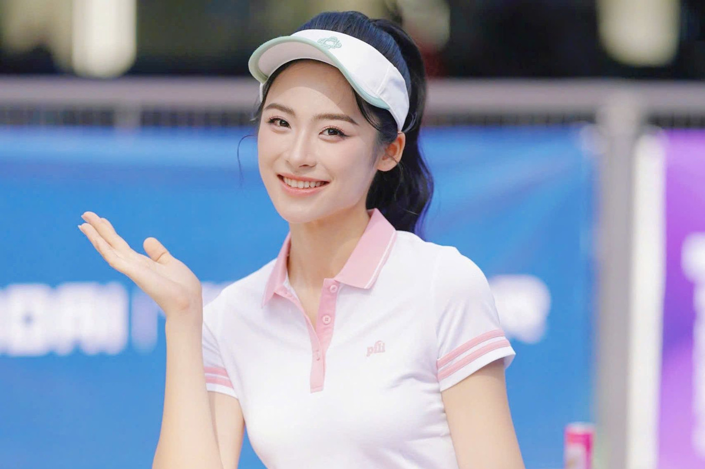 Xuất hiện tại sân đấu của Giải Vô địch Pickleball Việt Nam 2025 - Cúp Hyundai Thành Công, Á hậu 1 Hoa hậu Việt Nam 2024 chọn trang phục thể thao hồng khỏe khoắn. Xuất hiện tại sân đấu của Giải Vô địch Pickleball Việt Nam 2025 - Cúp Hyundai Thành Công, Á hậu 1 Hoa hậu Việt Nam 2024 chọn trang phục thể thao hồng khỏe khoắn.