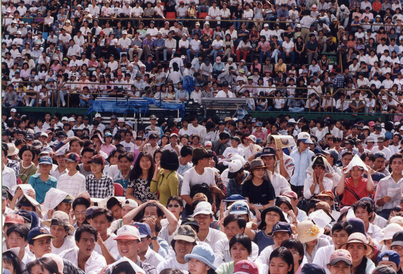 Sân khấu Lan Anh từng chật kín khán giả.