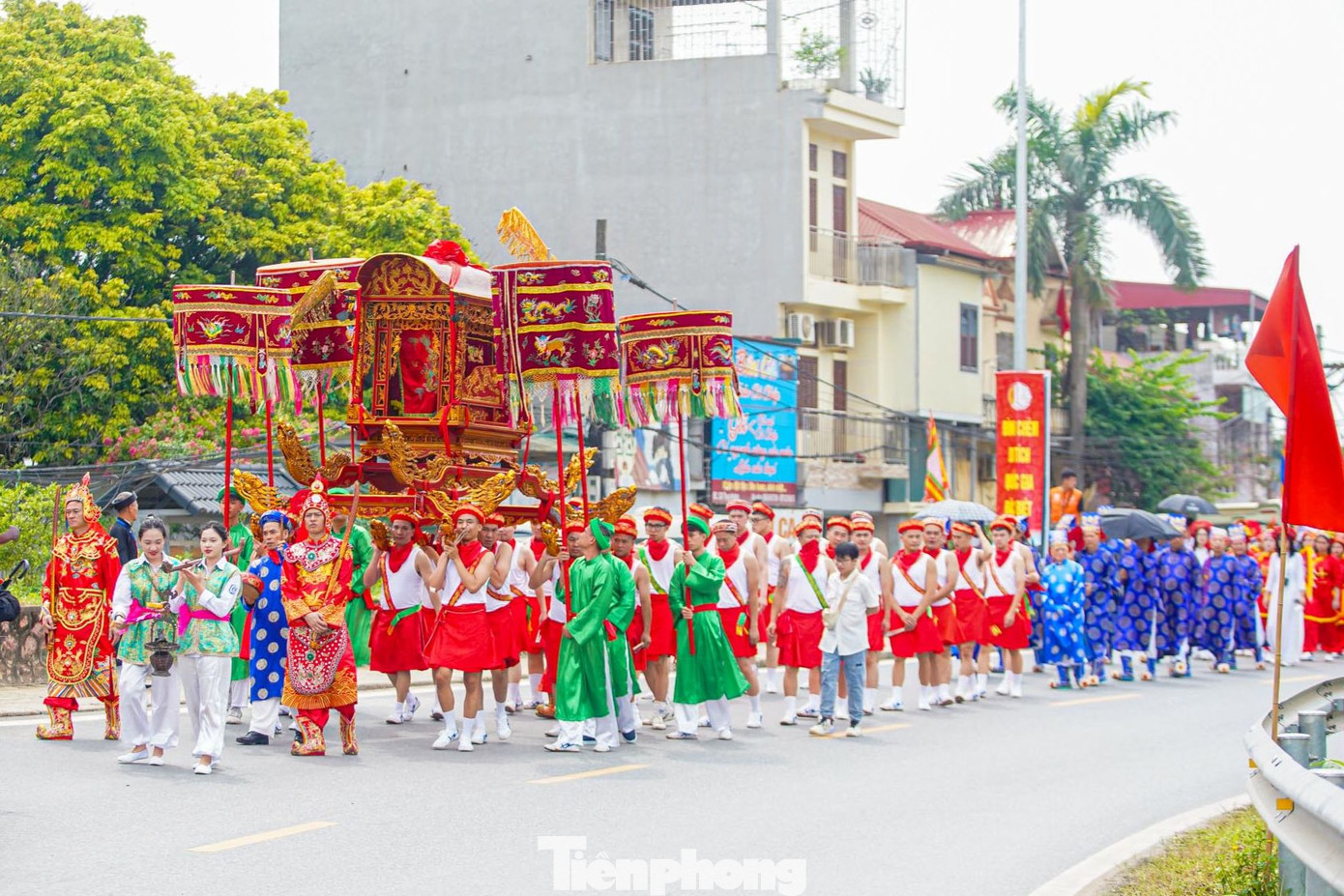 Lễ rước nước bắt đầu bằng các nghi lễ tại đình Chèm, sau đó xuất phát từ đình rồi xuống thuyền ra giữa sông lấy nước.
