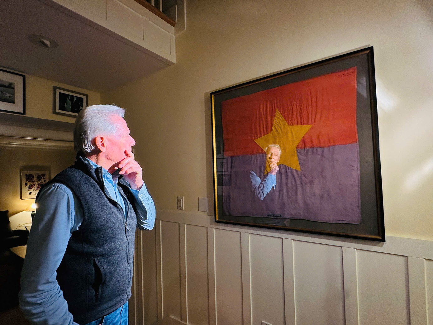 Lá cờ của quân giải phóng từng được ông Craig McNamara treo trong phòng riêng để nhắc nhở bản thân tìm kiếm cách phản đối chiến tranh.