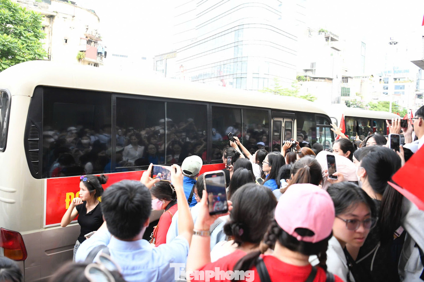 Người hâm mộ vây kín xe của Thượng úy Lê Hoàng Hiệp. Ảnh: Trọng Tài. Người hâm mộ vây kín xe của Thượng úy Lê Hoàng Hiệp. Ảnh: Trọng Tài.