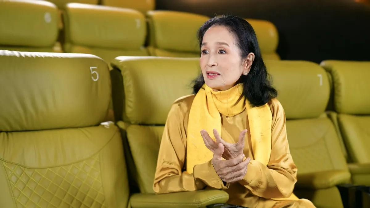 Trong chương trình, NSND Trà Giang chia sẻ về kỷ niệm và những khó khăn khi quay Vĩ tuyến 17 ngày và đêm.