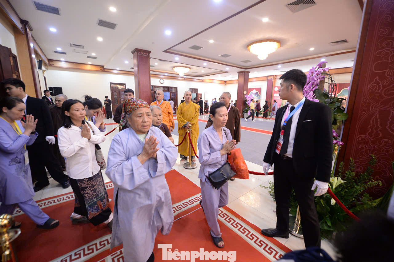 Đúng 7h, chùa Quán Sứ mở cửa đón những đoàn khách đầu tiên vào chiêm bái xá lợi Phật.